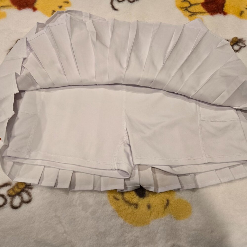 Young Chic Size Medium White Skort with pockets - Picture 3 of 6
